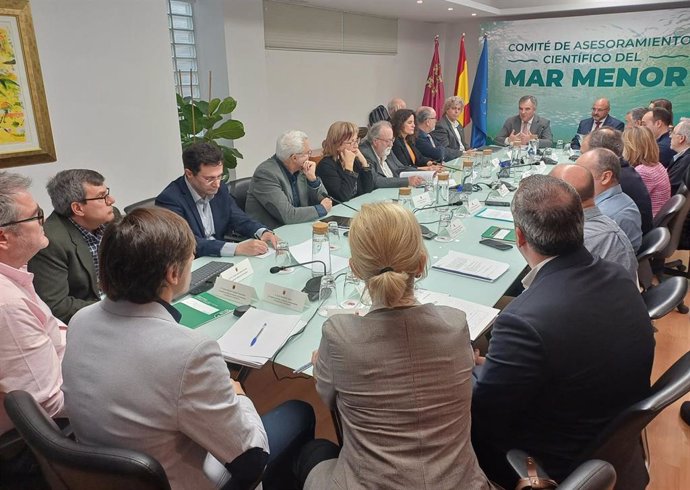 El consejero de Medio Ambiente, Universidades, Investigación y Mar Menor, Juan María Vázquez, da la bienvenida a los integrantes del Comité de Asesoramiento Científico del Mar Menor antes de comenzar la sesión
