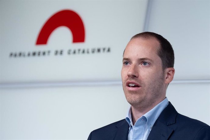 Archivo - El portavoz del PP en el Parlament de Catalunya, Juan Fernández, en rueda de prensa tras la reunión de su grupo con el presidente de la Cámara, Josep Rull, en la ronda de consultas para la investidura del socialista Salvador Illa