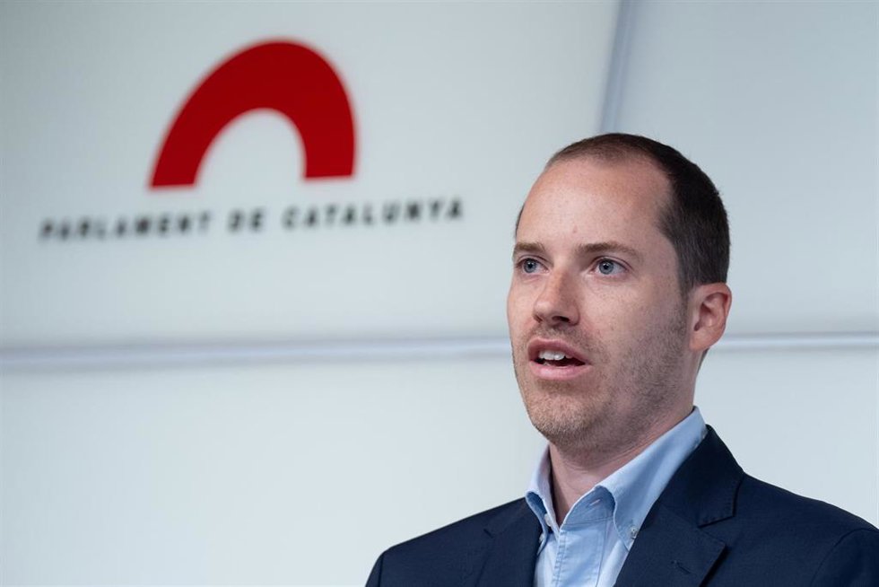Archivo - El portavoz del PP en el Parlament de Catalunya, Juan Fernández, en rueda de prensa tras la reunión de su grupo con el presidente de la Cámara, Josep Rull, en la ronda de consultas para la investidura del socialista Salvador Illa