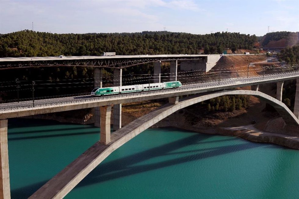 El Gobierno autoriza licitar por 37 millones de euros el mantenimiento de las instalaciones de energía de la línea de alta velocidad Madrid-Valencia para garantizar su fiabilidad