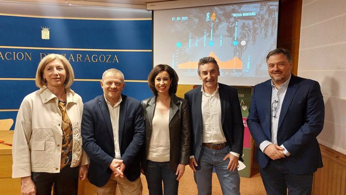 La alcaldesa de Pedrola, Manuela Berges; el alcalde de Borja, Eduardo Arilla; la vicepresidenta de la DPZ, Teresa Ladrero; el director de la Vuelta femenina, Fernando Escartín; y el director de Relaciones Institucionales de Carrefour, Juan Ferrando.