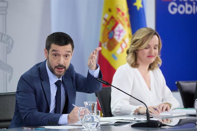 El ministro de Derechos Sociales, Pablo Bustinduy, y la ministra de Educación, Pilar Alegría, durante una rueda de prensa posterior a la reunión del Consejo de Ministros, en el Palacio de La Moncloa, a 15 de abril de 2025, en Madrid (España). 