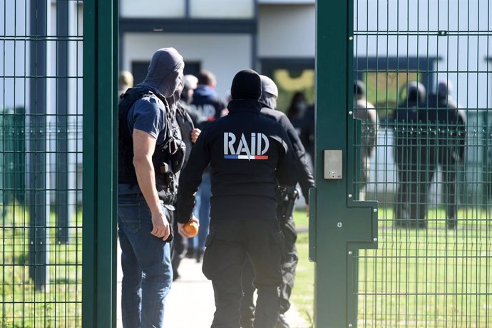 Archivo - Arquivo - 05 de outubro de 2021, França, Conde-Sur-Sarthe: Membros da unidade tática da polícia RAID caminham em direção a uma entrada no centro penitenciário de Alencon, em Conde-sur-Sarthe, noroeste da França, depois que um detento que havia f