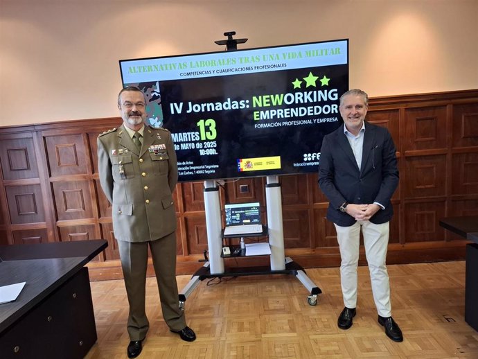 El subdelegado de Defensa, coronel Fernández Rosado,  y el presidente de FES, Andrés Ortega.