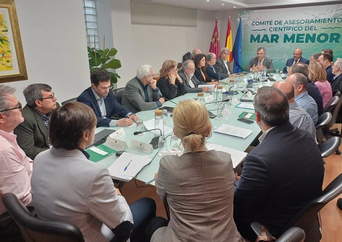 O Ministro Regional do Meio Ambiente, Universidades, Pesquisa e Mar Menor, Juan María Vázquez, dá as boas-vindas aos membros do Comitê Consultivo Científico do Mar Menor antes do início da sessão.