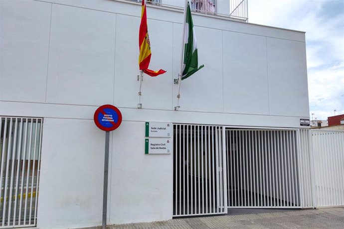 Archivo - Entrada de los juzgados de Barbate. 