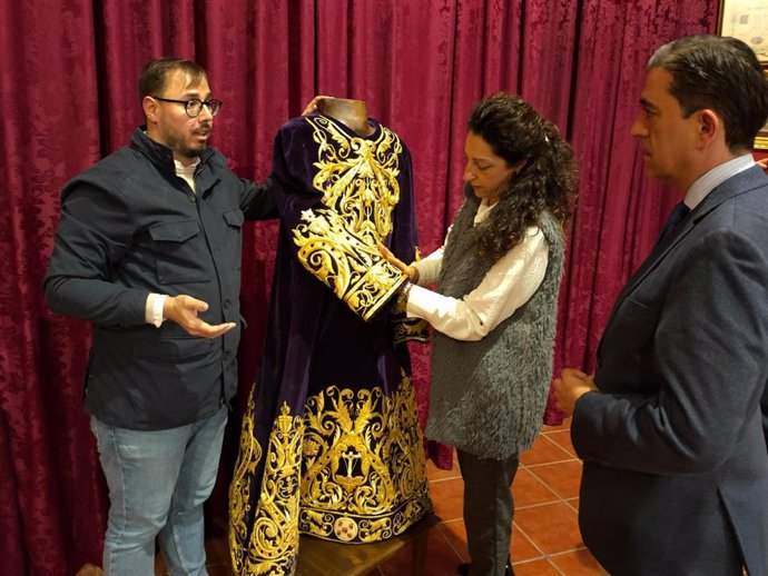 Visita al taller de bordados artesanales de Manuel Lozano.