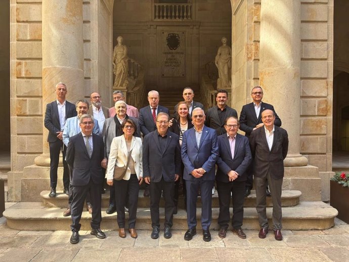 El presidente de la Cámara de Barcelona, Josep Santacreu, y el presidente de la corporación en Osona (Barcelona), Josep Pujadas, junto a empresarios de la comarca.