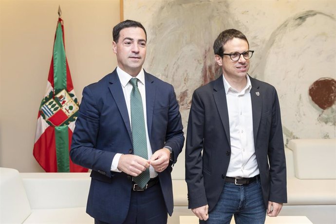 El líder de EH Bildu en el Parlamento vasco, Pello Otxandiano, y el Lehendakari, Imanol Pradales