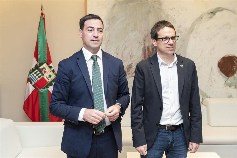 El líder de EH Bildu en el Parlamento vasco, Pello Otxandiano, y el Lehendakari, Imanol Pradales
