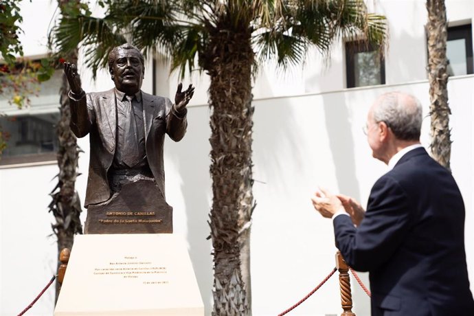 El alcalde, Francisco de la Torre, ante la obra, realizada por el artista malagueño Juan Vega: una escultura de medio busto de carácter figurativo y realista, fundida en bronce, mediante el procedimiento de cera perdida