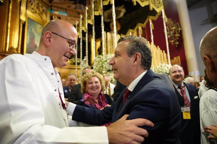El presidente de la Diputación, Javier Fernández, realiza una ofrenda floral a la Hermandad del Cerro.