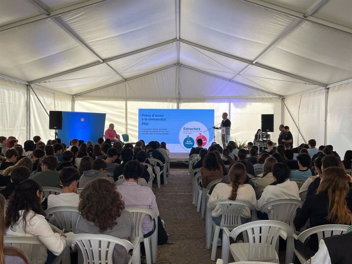 Una de las charlas informativas de la feria 'Andratx Orienta'.