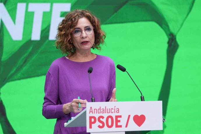 La secretaria general del PSOE de Andalucía, María Jesús Montero durante la rueda de prensa posterior a la  reunión mantenida el día de hoy. A 11 de abril de 2025 en Sevilla, Andalucía (España). La secretaria general del PSOE de Andalucía, María Jesús Mon