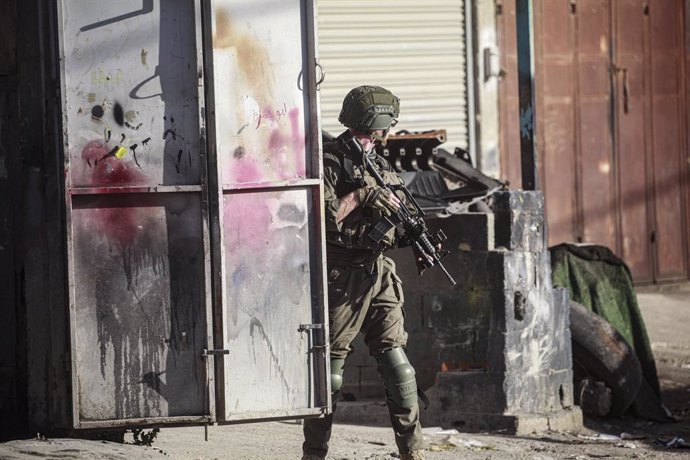 27 de março de 2025, Nablus, Cisjordânia, Território Palestino: Soldados israelenses prendem vários palestinos durante uma incursão no campo de refugiados de Askar, perto de Nablus, na Cisjordânia ocupada, em 27 de março de 2025. A violência aumentou na C