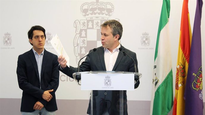 El alcalde de Jaén, Julio Millán, en la rueda de prensa junto al concejal de Empleo, Luis García.
