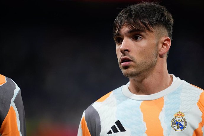 El defensa del Real Madrid Raúl Asencio, en el calentamiento del partido de vuelta de semifinales de Copa del Rey 2024-2025 ante la Real Sociedad en el Santiago Bernabéu. 