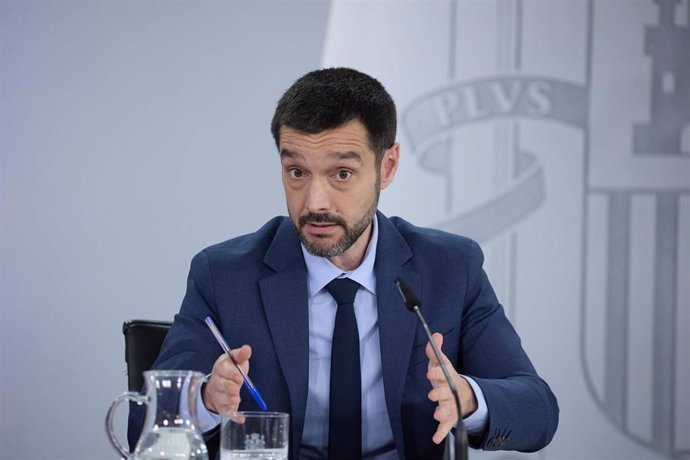 El ministro de Derechos Sociales, Consumo y Agenda 2030, Pablo Bustinduy, durante una rueda de prensa posterior a la reunión del Consejo de Ministros, en el Palacio de La Moncloa, a 15 de abril de 2025, en Madrid (España). El Consejo de Ministros ha autor