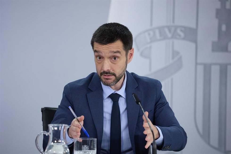 El ministro de Derechos Sociales, Consumo y Agenda 2030, Pablo Bustinduy, durante una rueda de prensa posterior a la reunión del Consejo de Ministros, en el Palacio de La Moncloa, a 15 de abril de 2025, en Madrid (España). El Consejo de Ministros ha aut