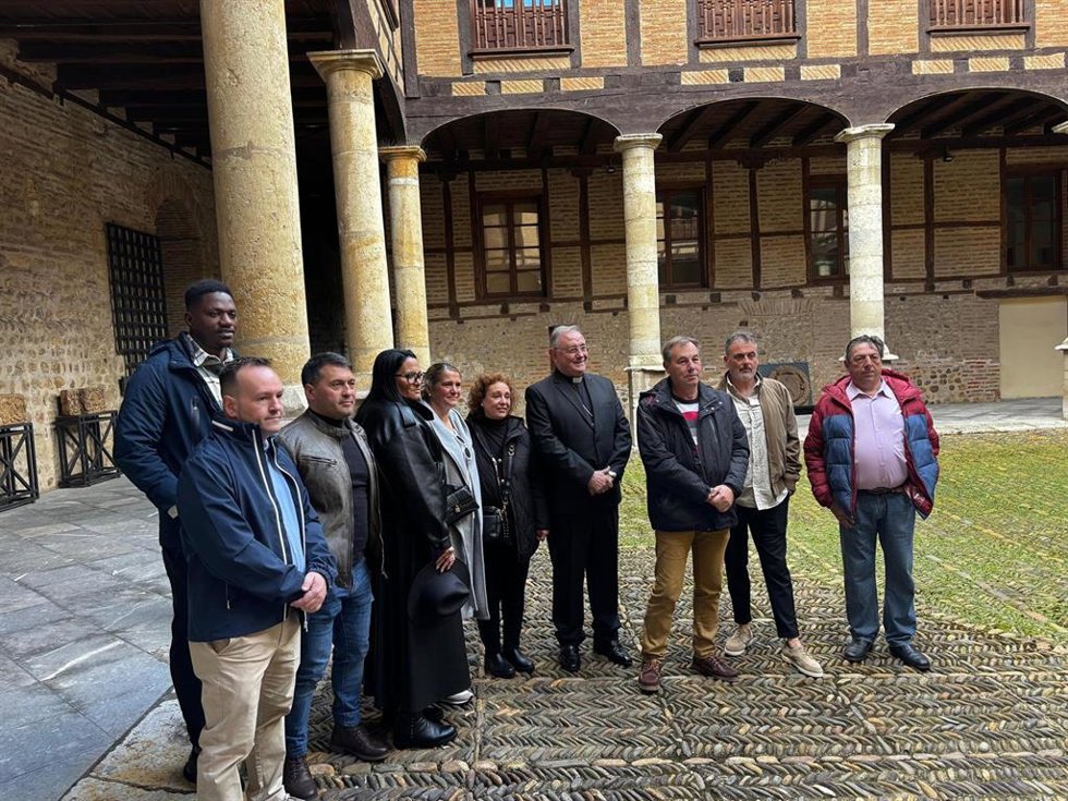 El obispo de León junto a algunos de los reclusos que participarán en la procesión de esta tarde.