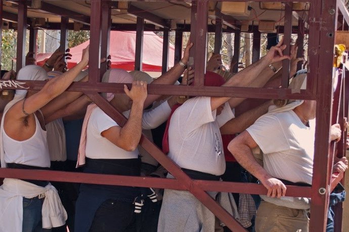 Costaleros durante uma procissão em Sevilha.