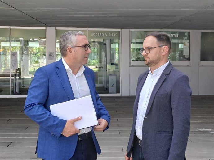 El alcalde de Los Palacios y Villafranca, Juan Manuel Valle, acompañado del delegado municipal de Urbanismo, José Manuel Triguero.
