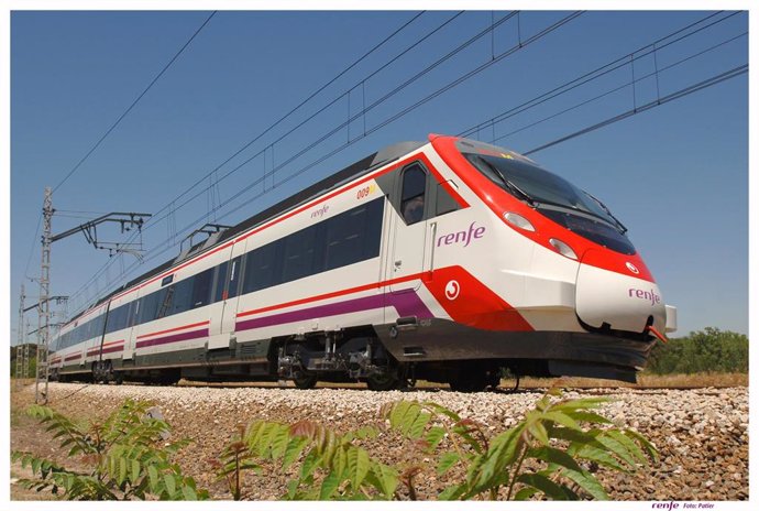 Archivo - Un tren de Cercanías de Madrid