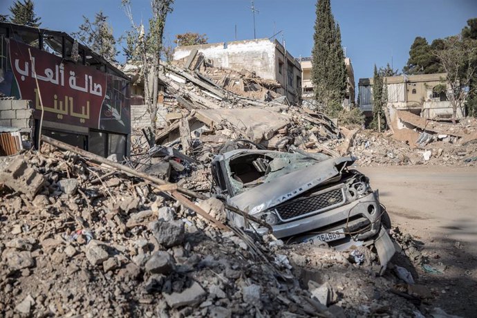 Archivo - Imagen de archivo de restos de runias de un edificio y un vehículo destruido en Líbano por un ataque del Ejército de Israel