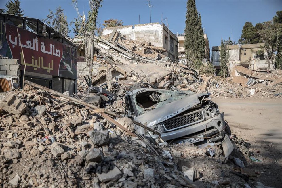 Archivo - Imagen de archivo de restos de runias de un edificio y un vehículo destruido en Líbano por un ataque del Ejército de Israel