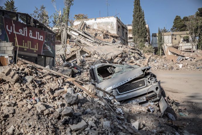 Archivo - Arquivo - 6 de novembro de 2024, Baalbek, Líbano: Os restos de um carro após um ataque aéreo na antiga cidade libanesa de Baalbek. Israel lançou um dos ataques aéreos mais intensos da história contemporânea contra o Líbano em setembro de 2024.