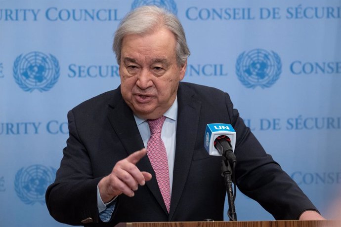 NAÇÕES UNIDAS, 9 de abril de 2025 -- O secretário-geral da ONU, Antonio Guterres, fala durante uma coletiva de imprensa na sede da ONU em Nova York, em 8 de abril de 2025.   Na terça-feira, Guterres pediu o acesso imediato e desimpedido de ajuda à Faixa d