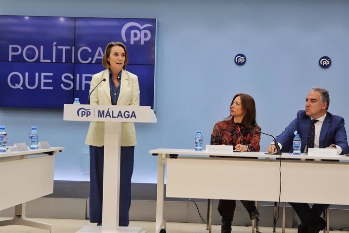 La secretaria general del PP, Cuca Gamarra, junto al vicesecretario de Coordinación Autonómica y Local+ Análisis Electoral del PP, Elías Bendodo, y la presidenta del PP de Málaga, Patricia Navarro.
