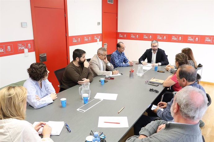 El secretario general del PSOE en la Región de Murcia, Francisco Lucas, reunido con los representantes de la Asociación de Vecinos 'La Liga' de Portmán y Fundación Sierra Minera