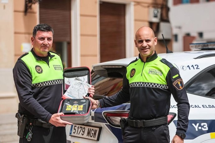 La Policia Local d'Elda salva la vida a un treballador després de patir una descàrrega elèctrica