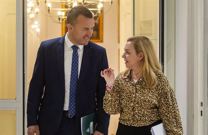 El presidente de la Diputación de Valencia y del PP en esta provincia, Vicent Mompó, y la vicepresidenta primera de la institución y miembro de Ens Uneix, Natàlia Enguix, en una imagen reciente.