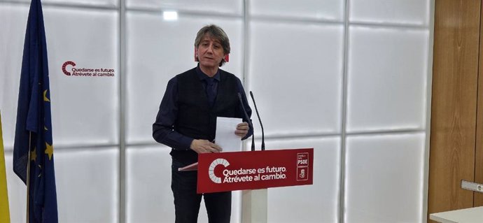 El secretario general del PSCyL, Carlos Martínez, atiende a los medios en rueda de prensa tras la reunión que ha mantenido con el presidnete de la Junta, el 'popular' Alfonso Fernández Mañueco