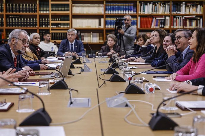 El nuevo presidente del Consell Valencià de Cultura, José María Lozano (1i), y el conseller de Educación, Cultura, Universidades y Empleo, José Antonio Rovira (2d), a su llegada a un pleno del Consell de Valencia de Cultura