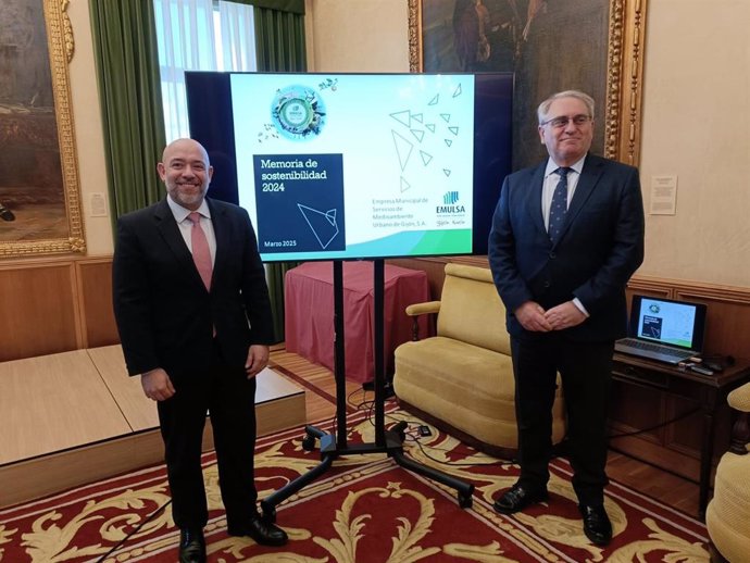 Archivo - El concejal de Medio Ambiente y Sostenibilidad del Ayuntamiento de Gijón, Rodrigo Pintueles (izda), en rueda de prensa en el Consistorio gijonés, acompañado del gerente de Emulsa, Ramón García Cañal.