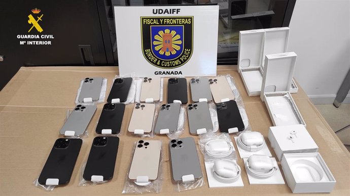 Teléfonos móviles recuperados por la Guardia Civil.