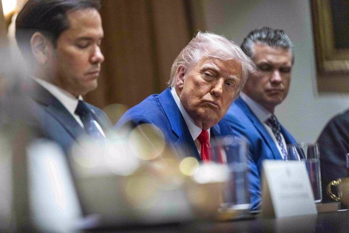 10 de abril de 2025, Washington, Distrito de Columbia, EUA: O presidente dos Estados Unidos, Donald J. Trump, ouve comentários durante uma reunião do Gabinete na Sala do Gabinete da Casa Branca em Washington, DC, EUA, em 10 de abril de 2025