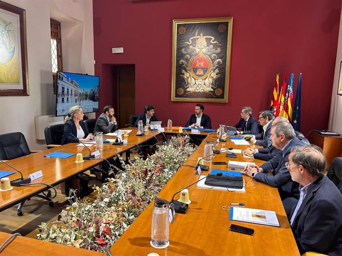 Reunión entre el Gobierno de España, la Generalitat Valenciana y el Ayuntamiento de Elche (Alicante) para abordar la situación del barrio de San Antón de la ciudad