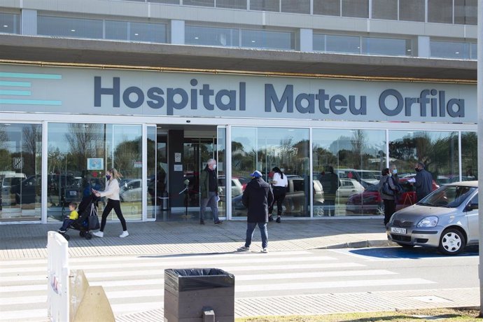 Archivo - Varias personas en la entrada del Hospital Mateu Orfila en una imagen de archivo