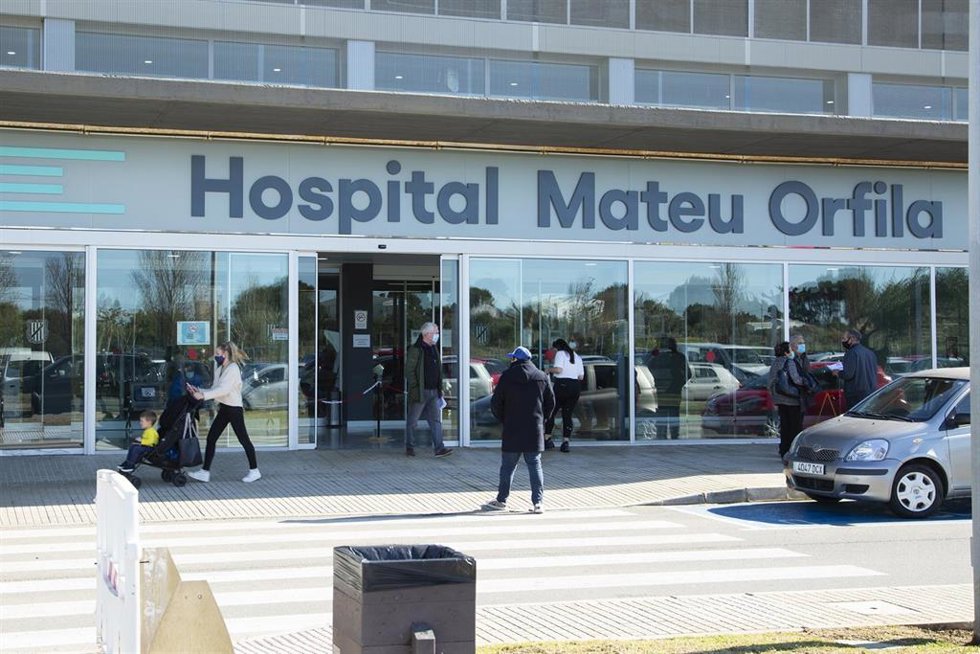 Archivo - Varias personas en la entrada del Hospital Mateu Orfila en una imagen de archivo