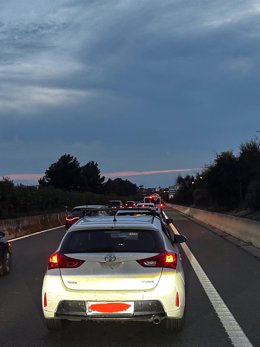 Atasco en las inmediaciones de la urbanización Galatzó, en Calvià.