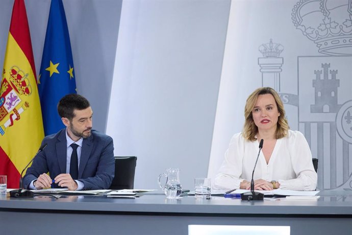 El ministro de Derechos Sociales, Consumo y Agenda 2030, Pablo Bustinduy, y la ministra de Educación, Formación Profesional y Deportes y Portavoz del Gobierno, Pilar Alegría, durante una rueda de prensa posterior a la reunión del Consejo de Ministros.