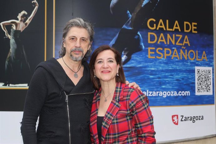 El bailarín, Miguel Ángel Berna ; y la consejera municipal de Cultura, Sara Fernández