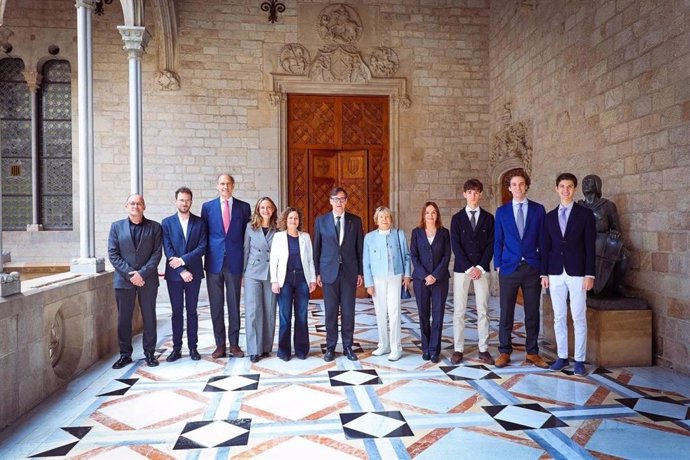 El presidente de la Generalitat, Salvador Illa, y la consellera de Cultura, Sònia Hernández, reciben en el Palau de la Generalitat a los familiares del cineasta Pere Portabella