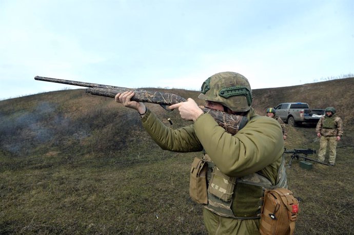 Arquivo - 13 de março de 2025, região de Kharkiv, Ucrânia: Um metralhador do 2º Batalhão de Rifles da 57ª Brigada de Infantaria Motorizada Separada das Forças Armadas da Ucrânia atira durante um exercício de treinamento, na região de Kharkiv, Ucrânia, em 