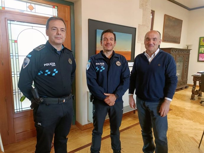 Un policía local de Villarrobledo auxilia a un niño de 5 años que se asfixiaba al haberse atragantado con un caramelo