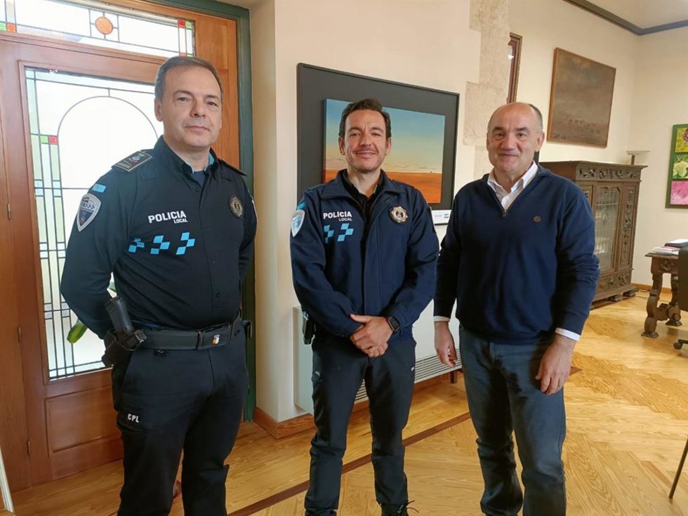 Un policía local de Villarrobledo auxilia a un niño de 5 años que se asfixiaba al haberse atragantado con un caramelo